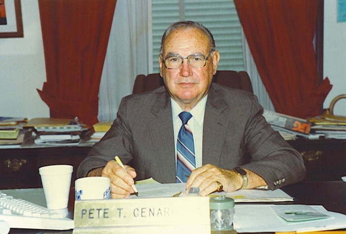 Pete Cenarrusa Kapitolioko bere bulegoan, estatu-idazkaria zenean. 1988ko irudia (argazkia EuskalKultura.com)